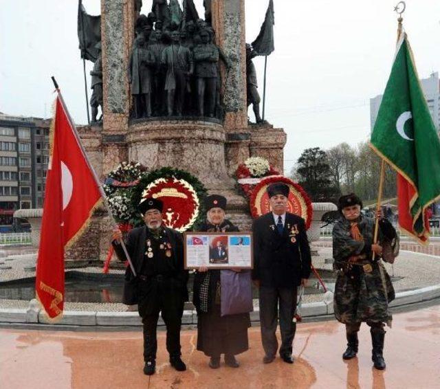 Taksim Cumhuriyet Anıtı'nda 23 Nisan Töreni