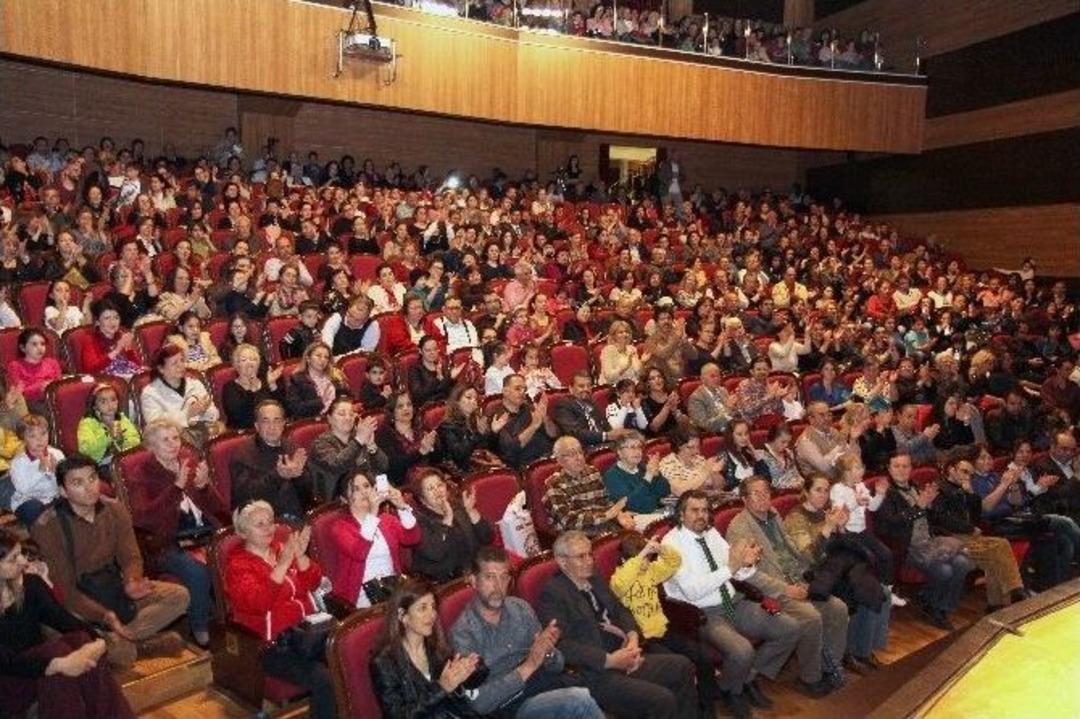 Bin Kişiyle Andımızı Okudular