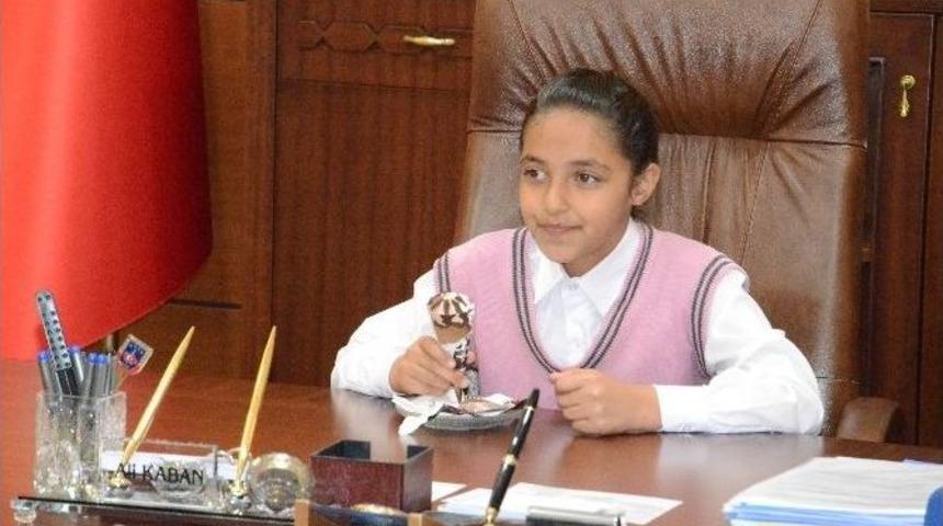 Valinin Koltuğuna Oturdu, Kendisi Ve Arkadaşları İ&ccedil;in Dondurma İstedi