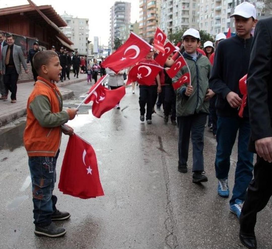 Yaşıtları Bayram Yaptı, Efe Bayrak Sattı