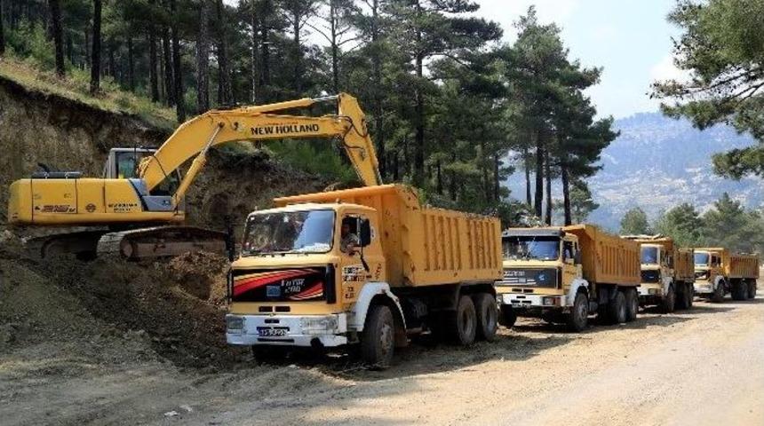Erdemli&rsquo;de Yol &Ccedil;alışmaları S&uuml;r&uuml;yor