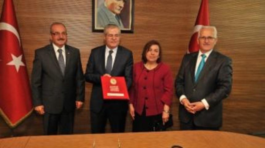 Eşi İ&ccedil;in Hayırseverler Okulu&rsquo;na Derslik Yaptıracak