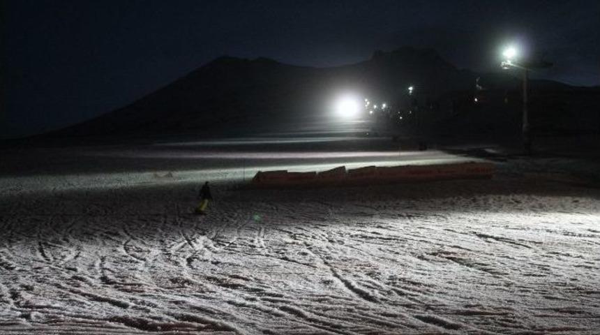 Erciyes&rsquo;te Gece Kayağı Keyfi