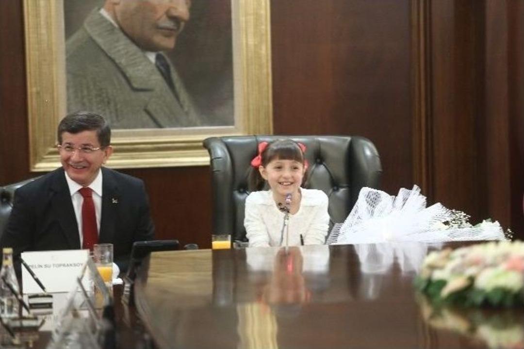 Başbakan Davutoğlu, Koltuğunu İlkokul &Ouml;ğrencisi Pelin Su Topraksoy&rsquo;a Devretti