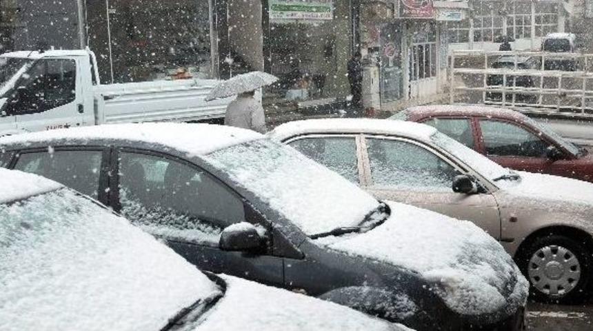 &Ccedil;elikhan&rsquo;a Nisan Ayı Sonunda Kar Yağdı