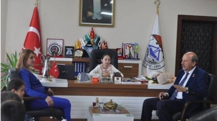 S&ouml;ğ&uuml;t Belediye Başkanı Makam Koltuğunu &Ouml;ğrencilere Bıraktı