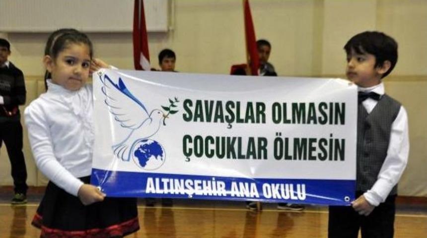 Adıyaman'da &Ccedil;ocuklardan 'savaşlar Olmasın' Pankartı