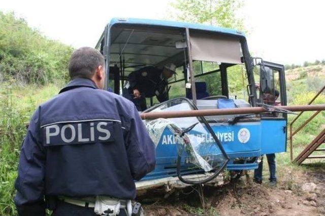 Üniversitelileri Taşıyan Midibüs Uçuruma Yuvarlandı: 12 Yaralı