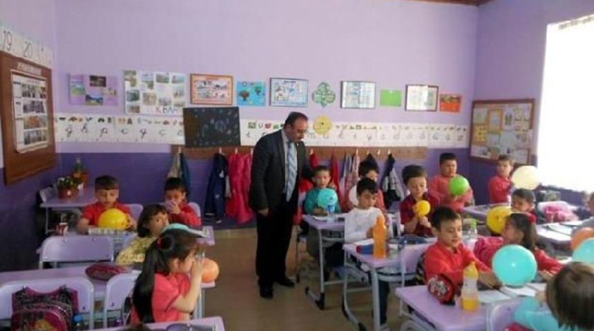 M&uuml;ft&uuml;, &Ouml;ğrencilere Balon Dağıttı