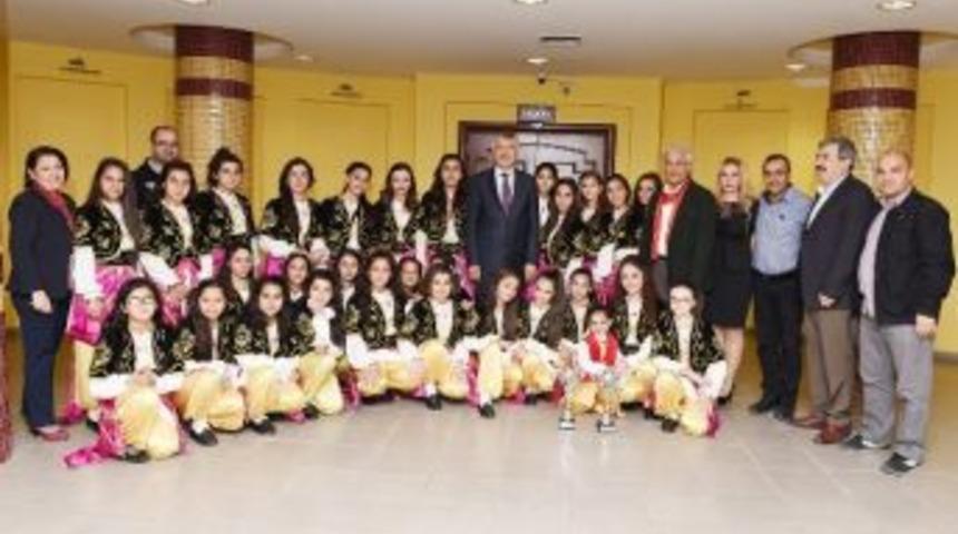 Seyhan Belediyesi Halk Oyunlarında Birinci