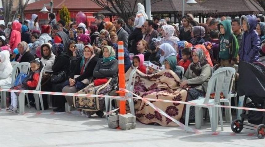 &Ccedil;ocuklarını, Battaniyeye Sarınarak İzlediler