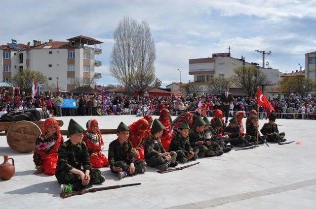 Çocuklarını, Battaniyeye Sarınarak İzlediler