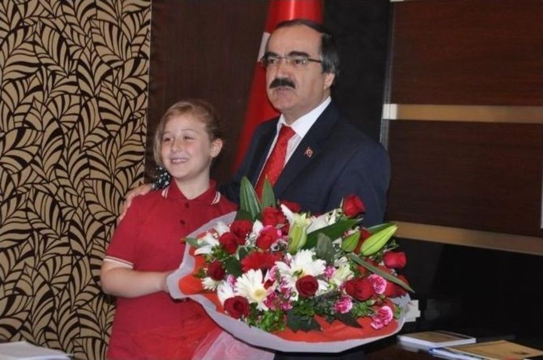 Vali Coş Koltuğunu Zeynep&rsquo;e Teslim Etti