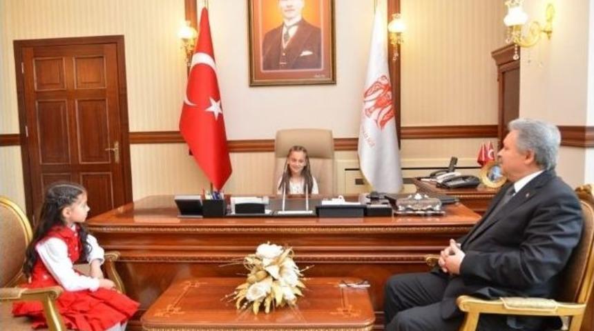 Vali Kahraman Makamını &Ccedil;ocuklara Devretti