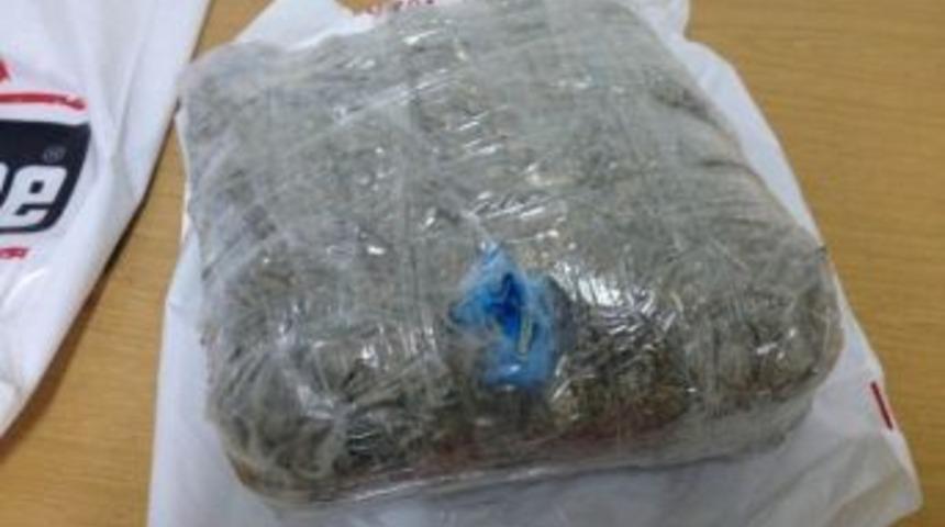 G&uuml;r&uuml;n&rsquo;de İki Kilo Esrar Ele Ge&ccedil;irildi