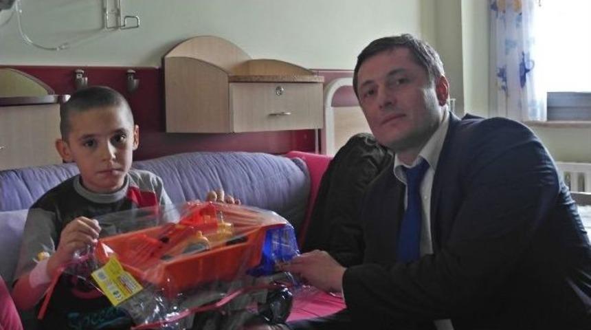 Yozgat&rsquo;ta Hastanede Yatan &Ccedil;ocuklara 23 Nisan Hediyesi