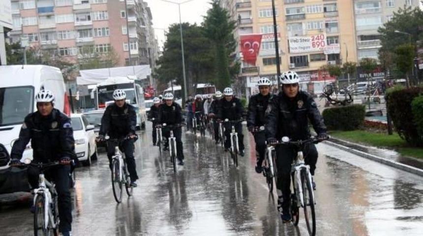 23 Nisan Elazığ&rsquo;Da Yağmur Altında Kutlandı