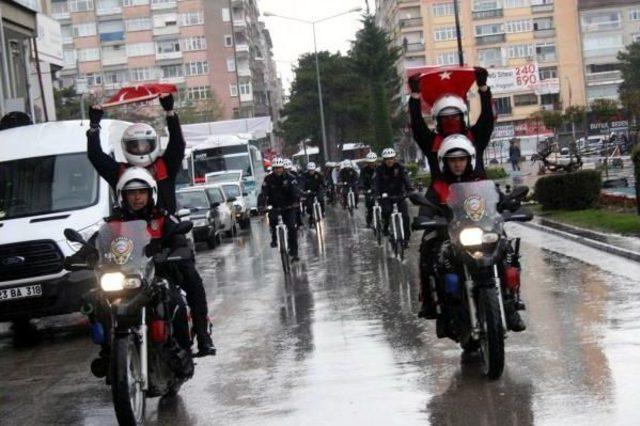 23 Nisan Elazığ’Da Yağmur Altında Kutlandı