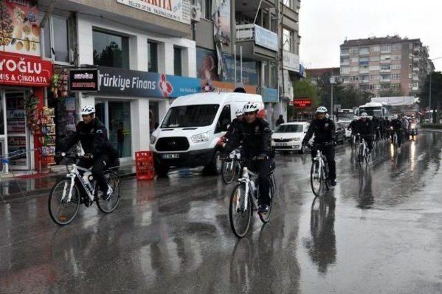 23 Nisan Elazığ’Da Yağmur Altında Kutlandı