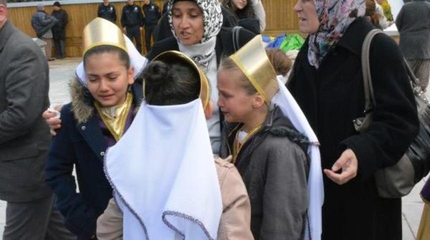 Niğde'de Çocuklar Soğukta Titredi, Tören Ertelendi