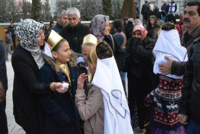 Niğde'de Çocuklar Soğukta Titredi, Tören Ertelendi