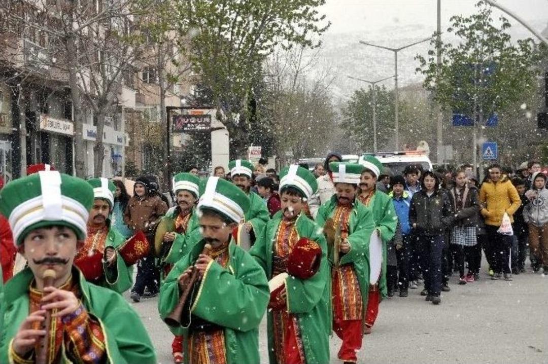 Afyonkarahisar&rsquo;da &rsquo;kar&rsquo;lı 23 Nisan