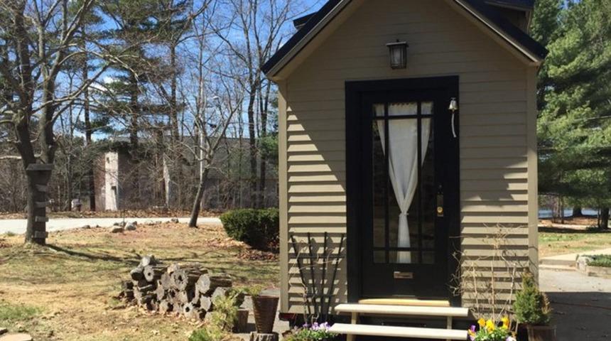 48 metrekarelik evde &ccedil;ocukları ve k&ouml;pekleriyle yaşıyorlar 