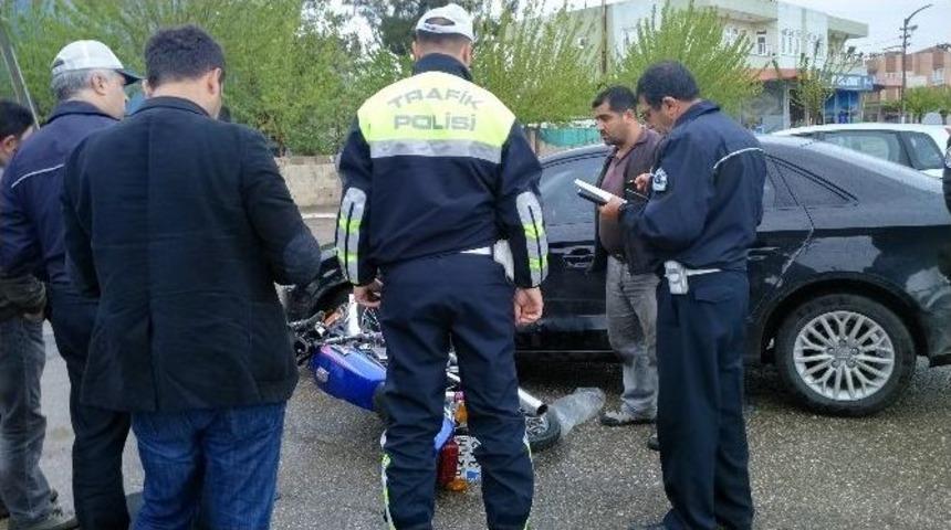 Adıyaman&rsquo;da Otomobille Motosiklet &Ccedil;arpıştı: 1 Yaralı