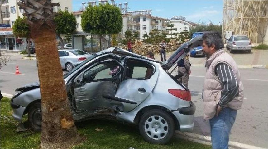 Antalya’da Otomobiliyle Orta Refüjdeki Ağaca Çarpan Sürücü Hayatını Kaybetti