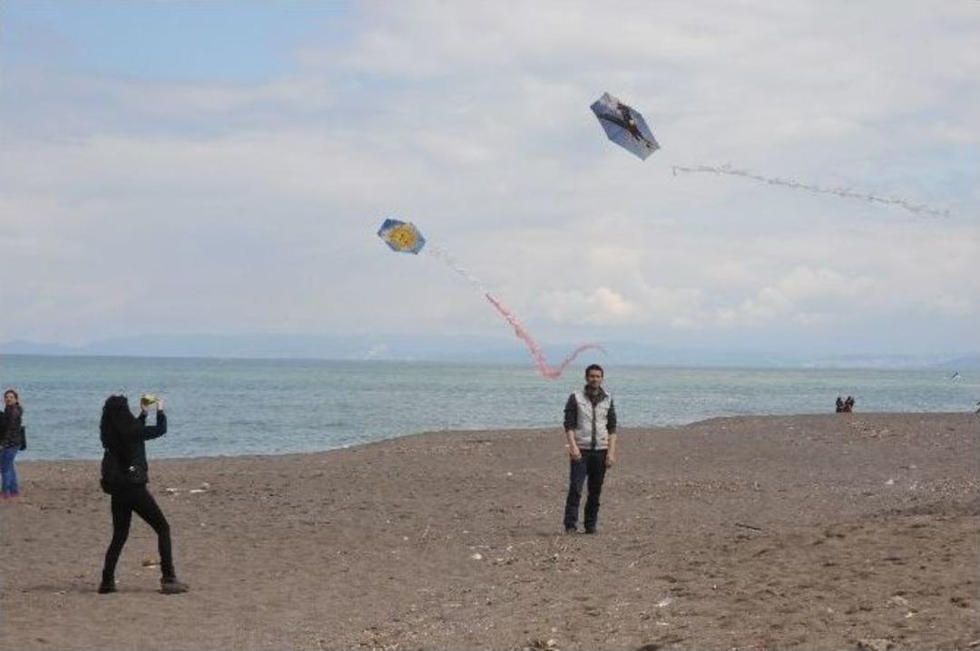 &Ccedil;ocuklar Sahilde U&ccedil;urtma U&ccedil;urdular