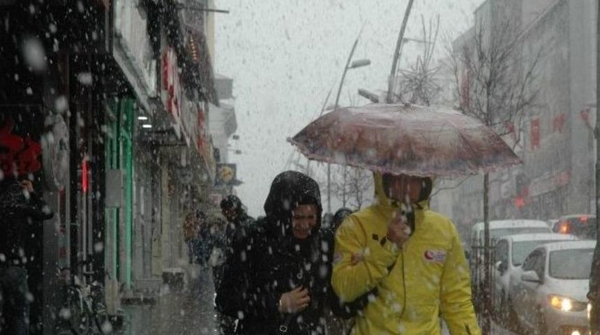 Erzurum&rsquo;a 23 Nisan G&uuml;n&uuml; Kar Yağdı