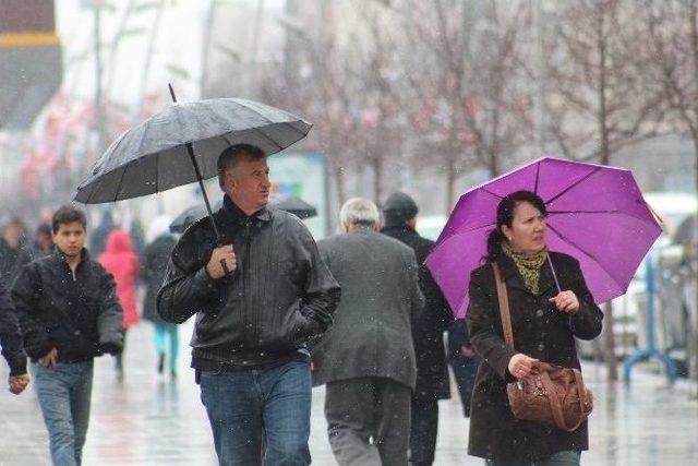 Erzurum’a 23 Nisan Günü Kar Yağdı