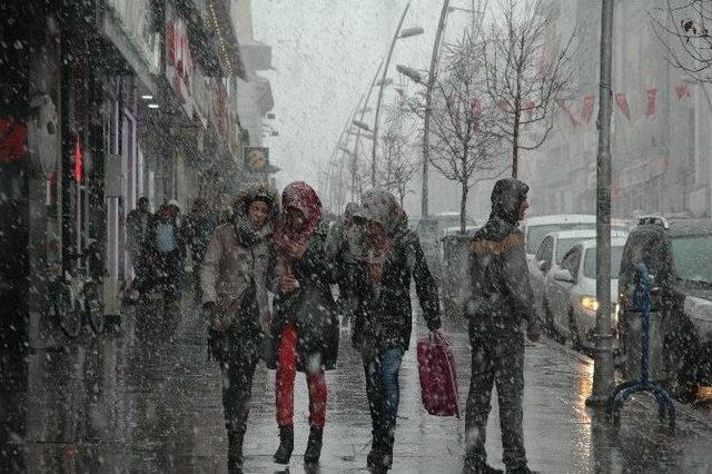 Erzurum’a 23 Nisan Günü Kar Yağdı