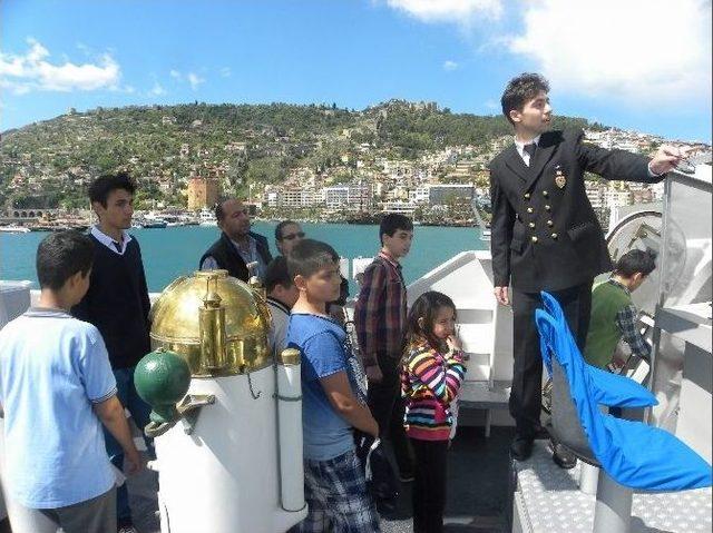 Alanya’da Sahil Güvenlik Botuna Yoğun İlgi