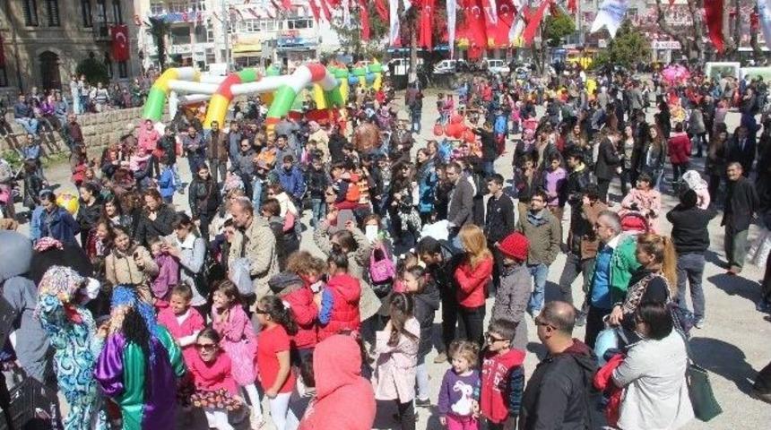 Belediyeden &Ccedil;ocuklara 23 Nisan Eğlencesi