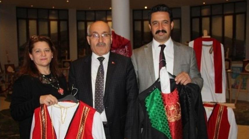 Yabancı &Ouml;ğrencilerin Yerel Kıyafetleri Halk Eğitim Dikti