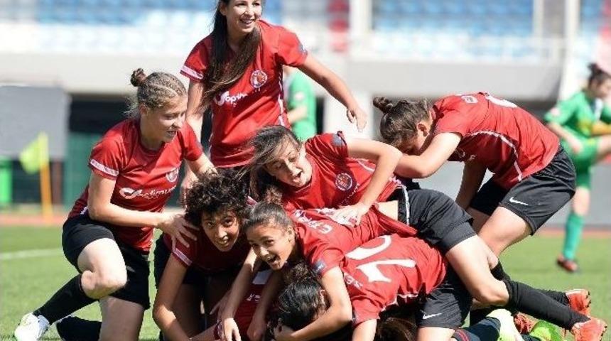 Paşa&rsquo;nın Kadın Kramponları Adım Adım Şampiyonluğa