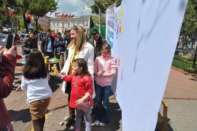 Tekirdağ Ülkü Ocaklarından ’boyalı Eller Otizmin Farkında’ Etkinliği