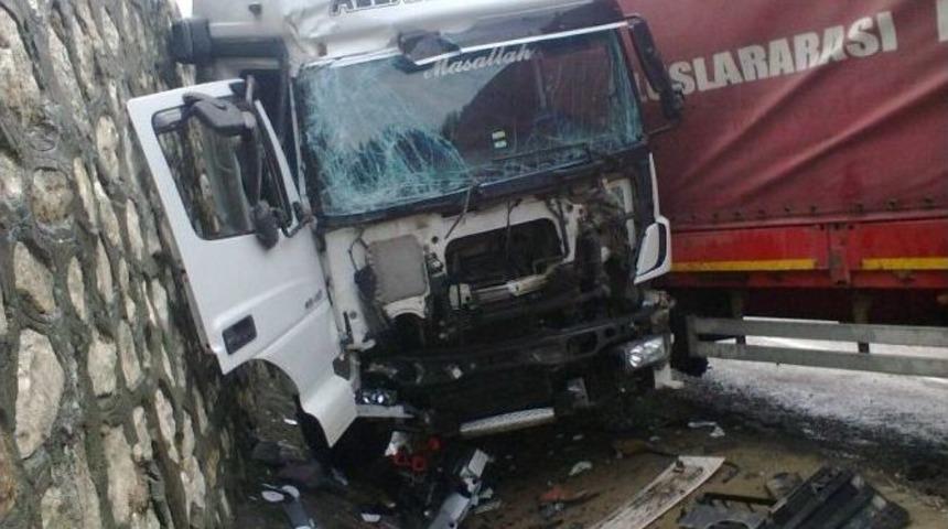 Adıyaman&rsquo;da Tır Yan Yattı