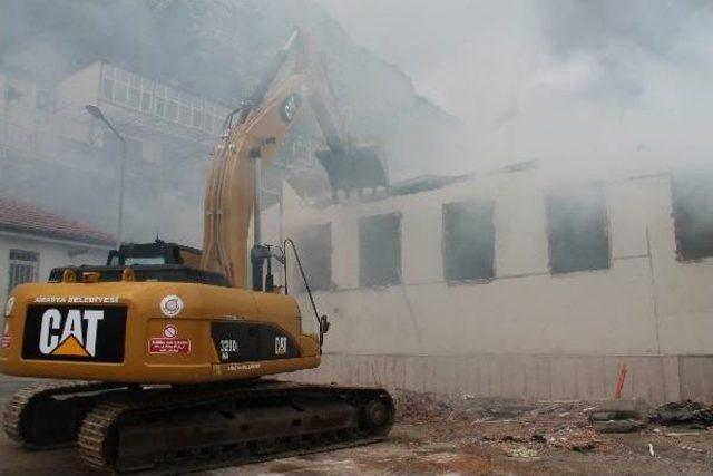 Amasya'da Eski Halk Eğitim Merkezi Binası Törenle Yıkıldı