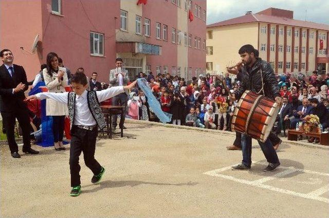 23 Nisan’ı 3 Dilde Kutladılar