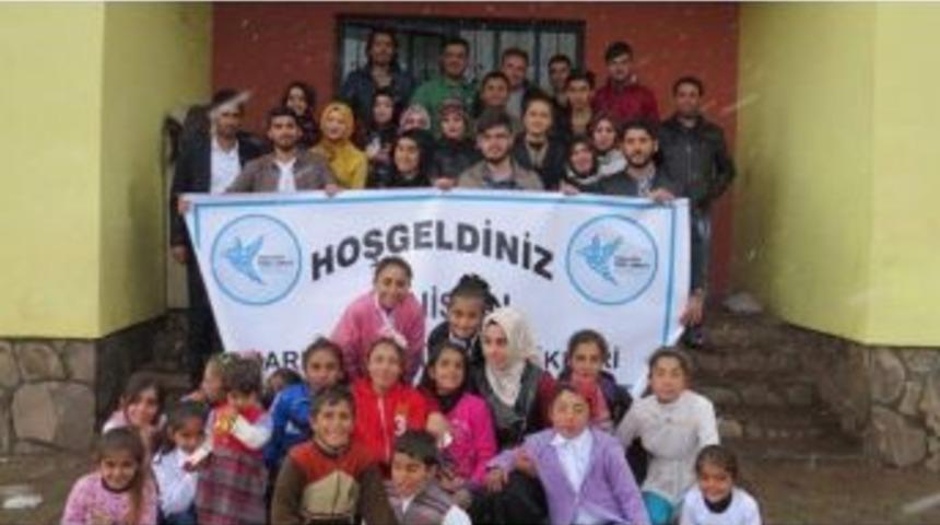 K&ouml;y &Ccedil;ocuklarına K&uuml;t&uuml;phane Armağan Ettiler