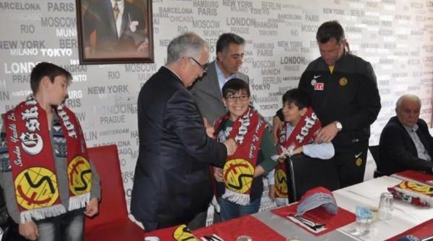 Engelli Ve Kimsesiz &Ccedil;ocuklar Eskişehirspor Tesislerinde