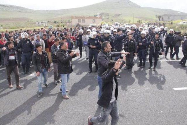 Şanlıurfa-Mardin Karayolunu Ulaşıma Kapattılar