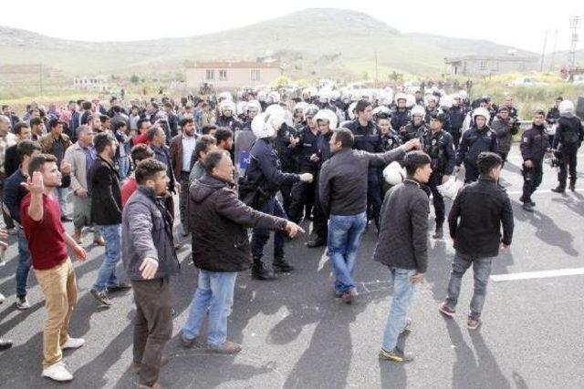 Şanlıurfa-Mardin Karayolunu Ulaşıma Kapattılar