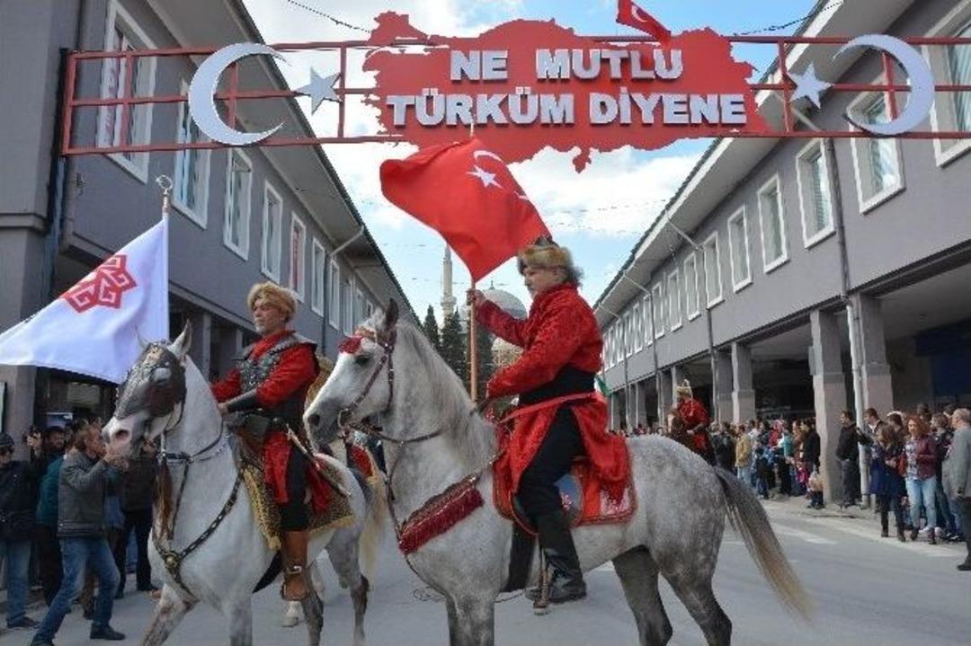 Atlı Savaş&ccedil;ılar Balıkesir Sokaklarında