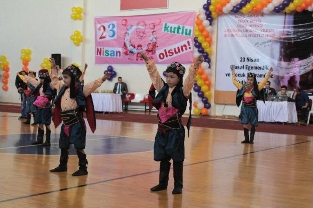 Minik &Ouml;ğrencilerin G&ouml;sterileri Ayakta Alkışlandı