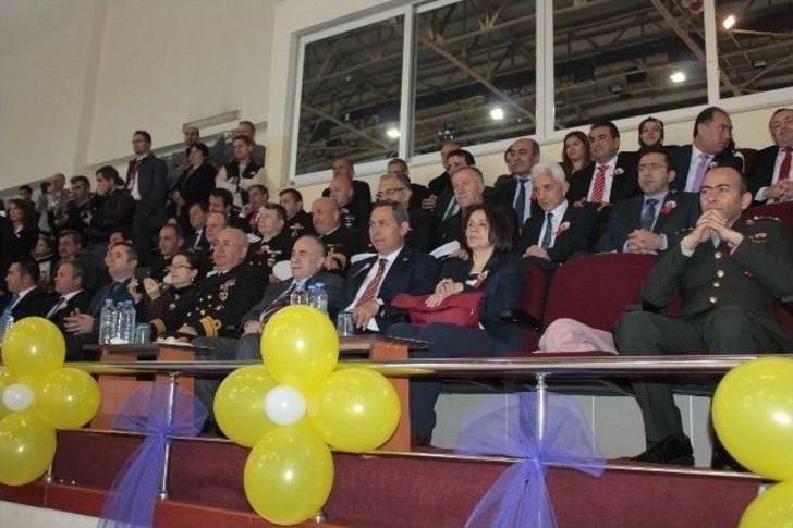 Minik Öğrencilerin Gösterileri Ayakta Alkışlandı G1