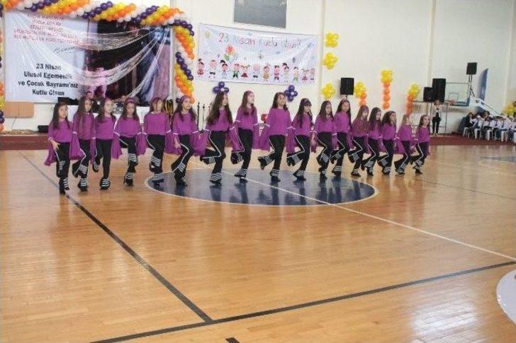 Minik Öğrencilerin Gösterileri Ayakta Alkışlandı G2