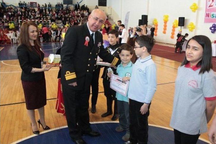 Minik Öğrencilerin Gösterileri Ayakta Alkışlandı G5